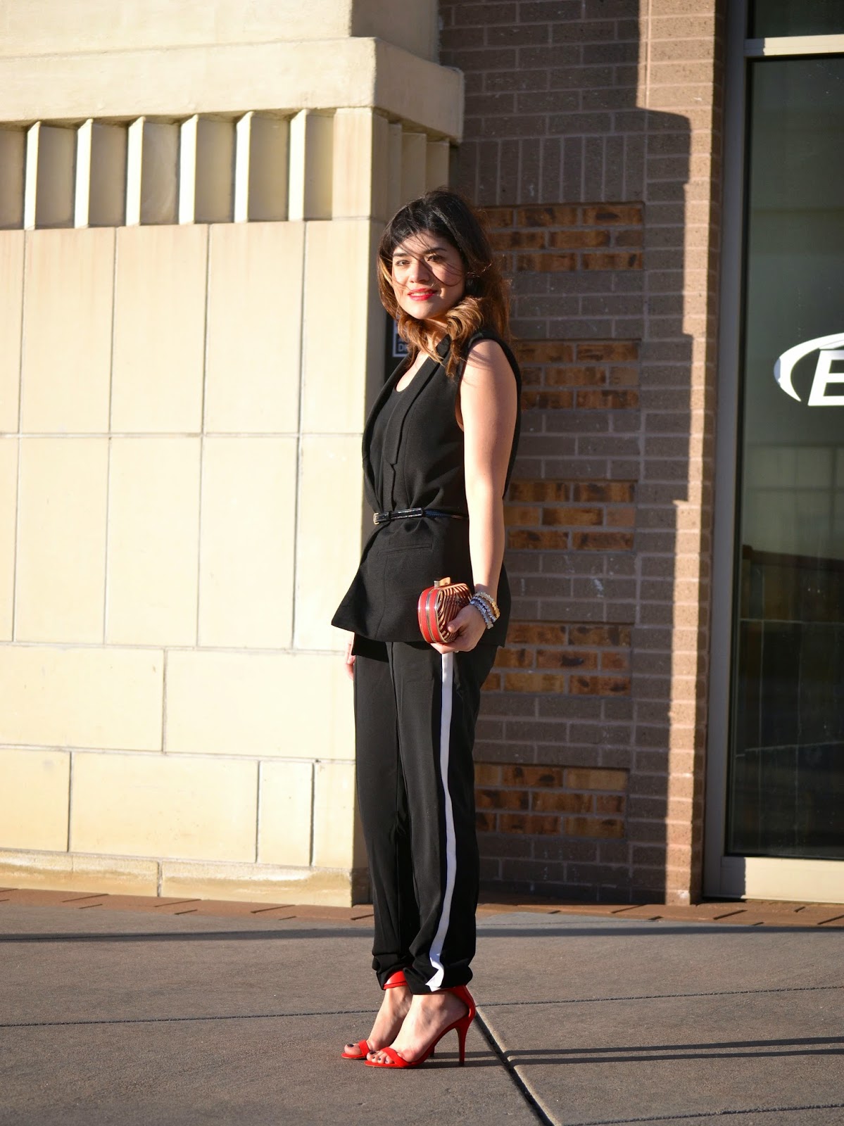 TOTAL BLACK LOOK + RED ACCENTS