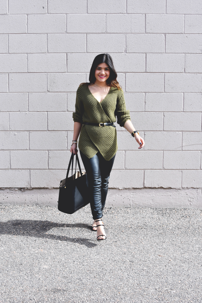 CROSS FRONT OLIVE GREEN SWEATER