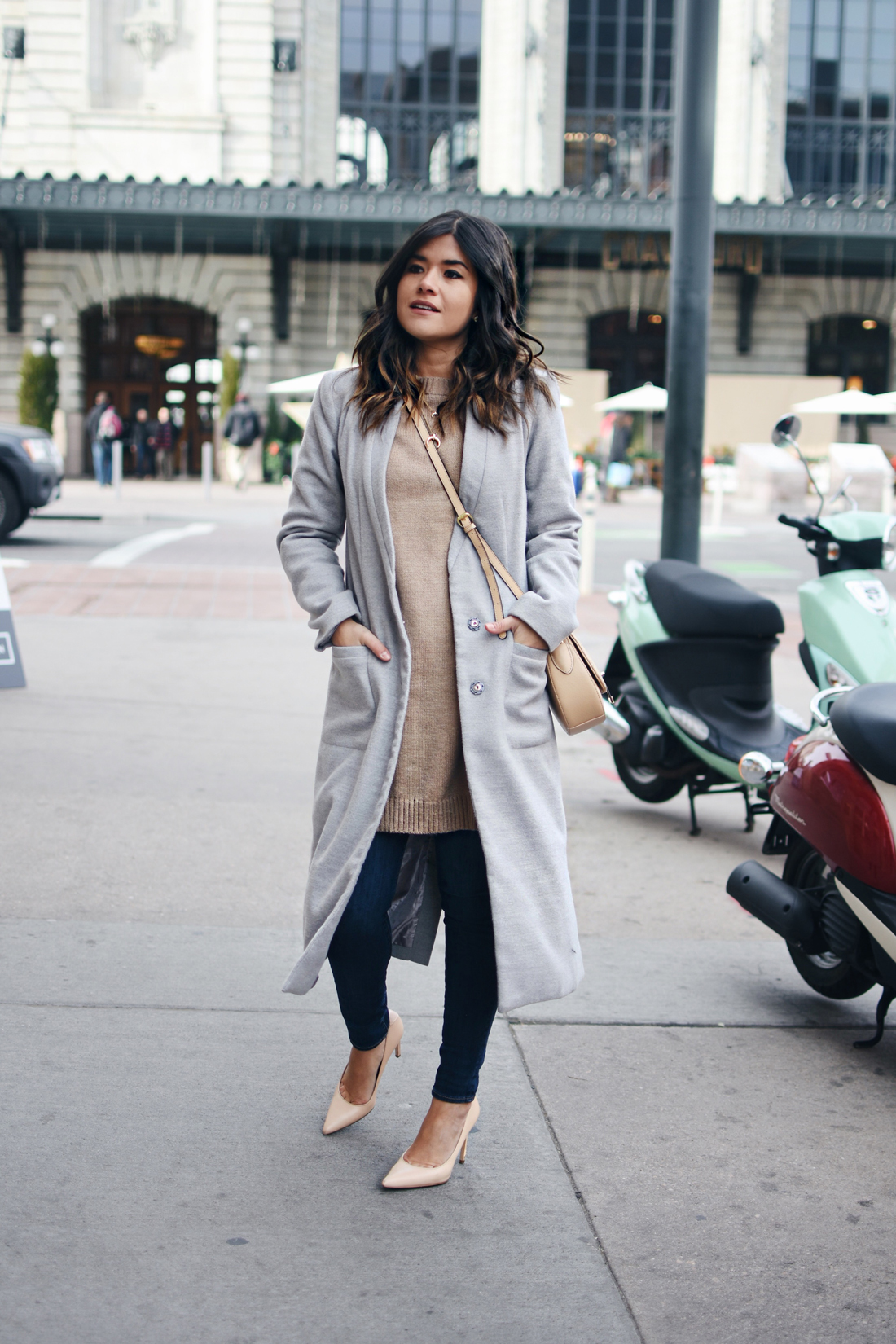 A WINTER NEUTRAL CASUAL DENIM LOOK