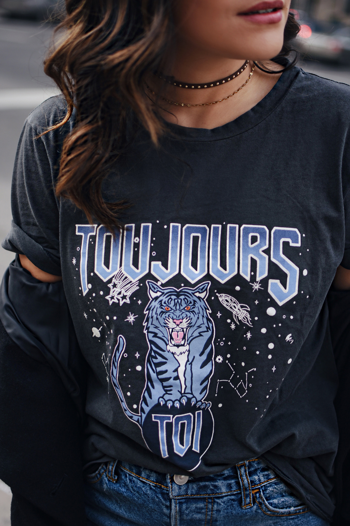 Carolina Hellal of Chic Talk wearing an H&M graphic t-shirt, girlfriend jeans and Argento Vivo choker. - HOW TO STYLE GIRLFRIEND JEANS by popular Denver fashion blogger Chic Talk