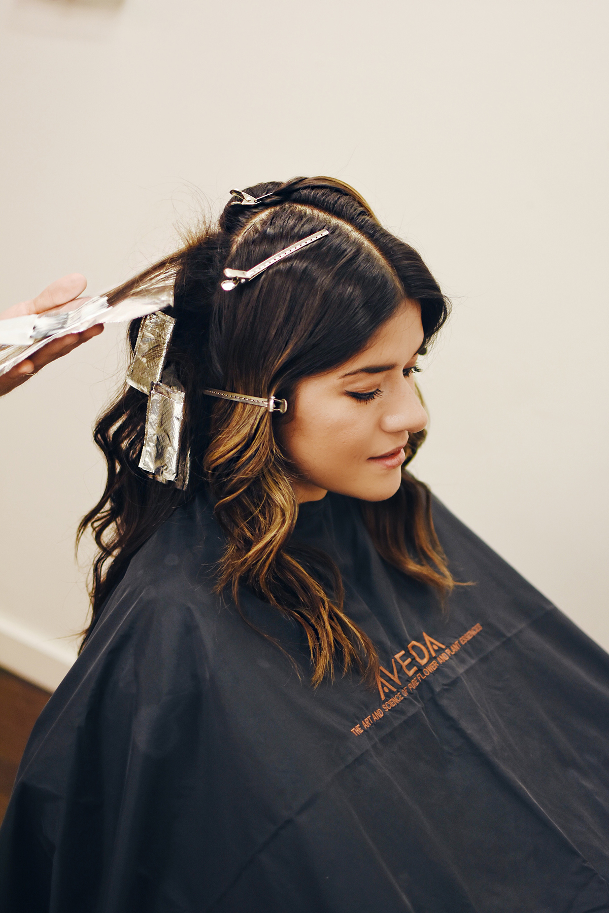 Carolina Hellal of Chic Talk getting her hair done at Vida Salon - SUMMER HAIR MAKEOVER WITH VIDA SALON by popular Denver style blogger Chic Talk