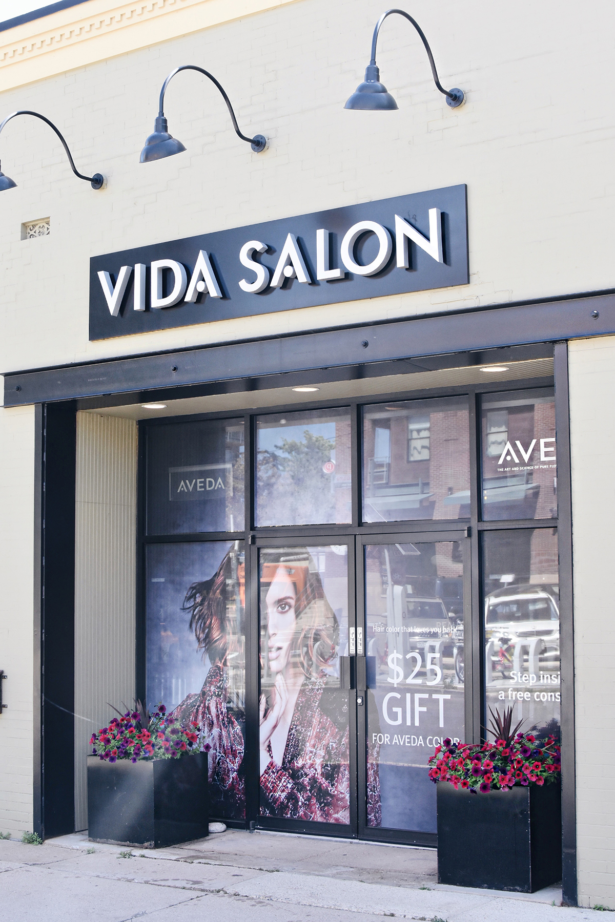 Carolina Hellal of Chic Talk getting her hair done at Vida Salon - SUMMER HAIR MAKEOVER WITH VIDA SALON by popular Denver style blogger Chic Talk