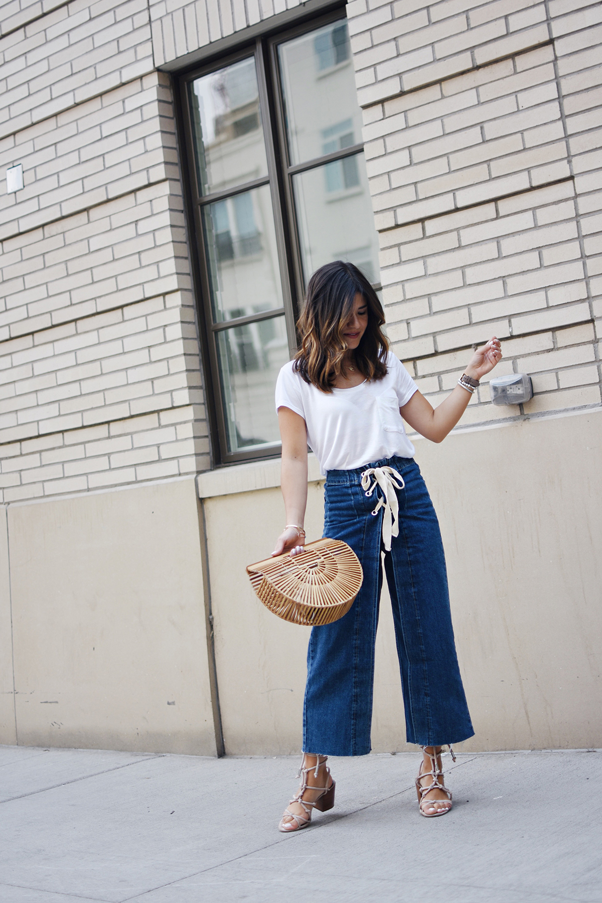 HOW TO STYLE JEANS AND T-SHIRTS IN THE SUMMER