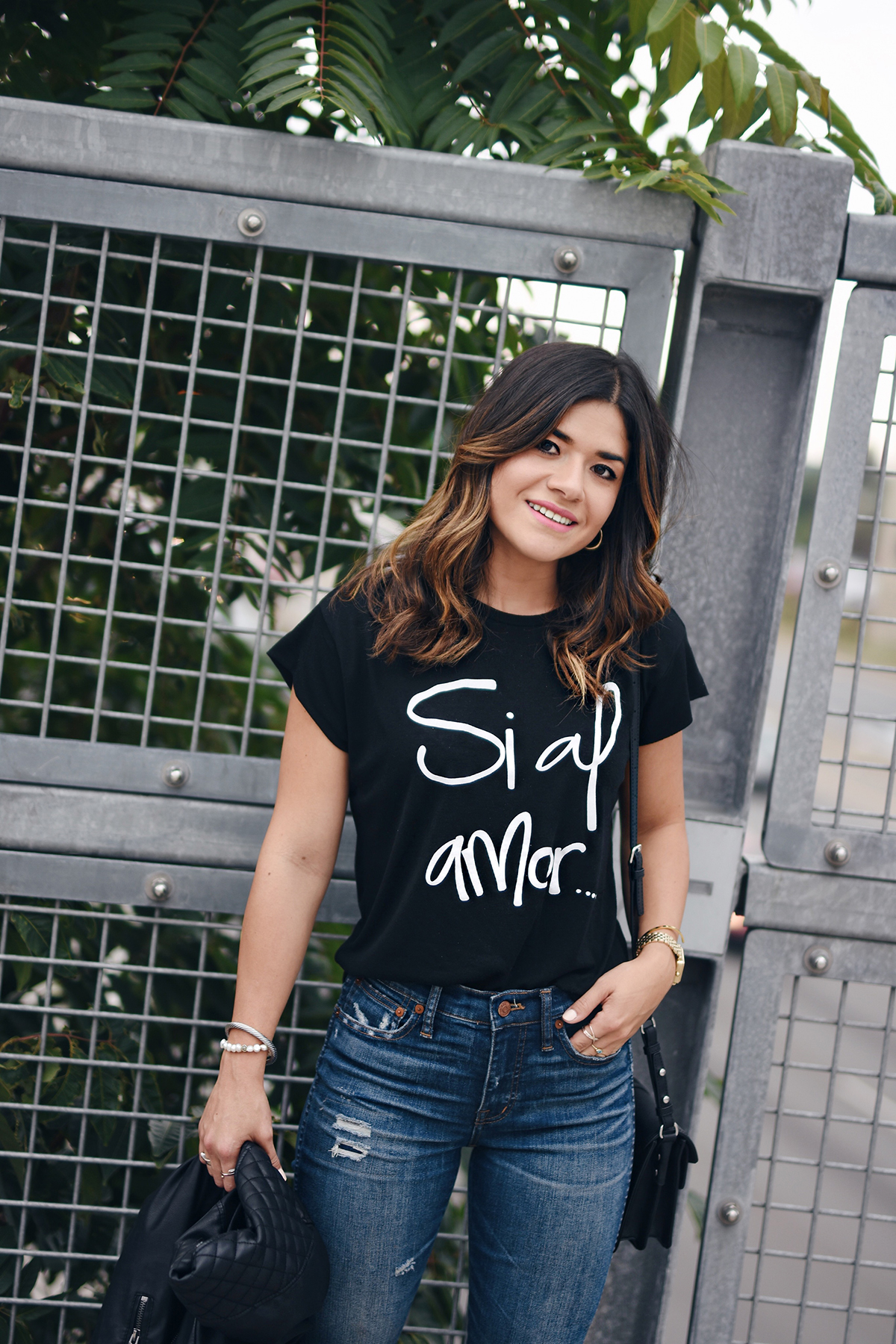 Carolina Hellal of Chic Talk wearing a t-shirt from the Si al amor t-shirt collection by popular Denver fashion blogger Chic Talk