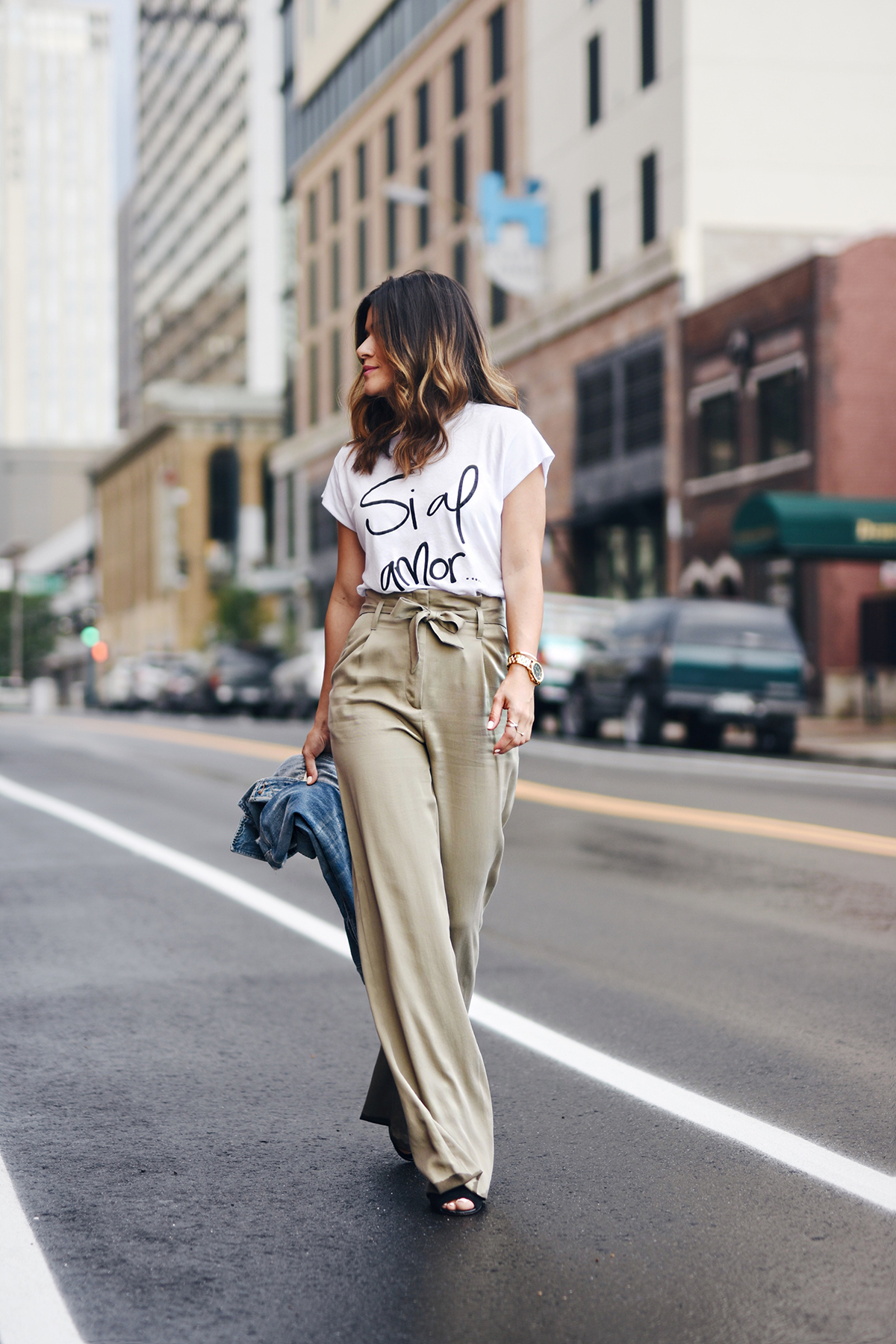 Carolina Hellal of Chic Talk wearing a t-shirt from the Si al amor t-shirt collection by popular Denver fashion blogger Chic Talk