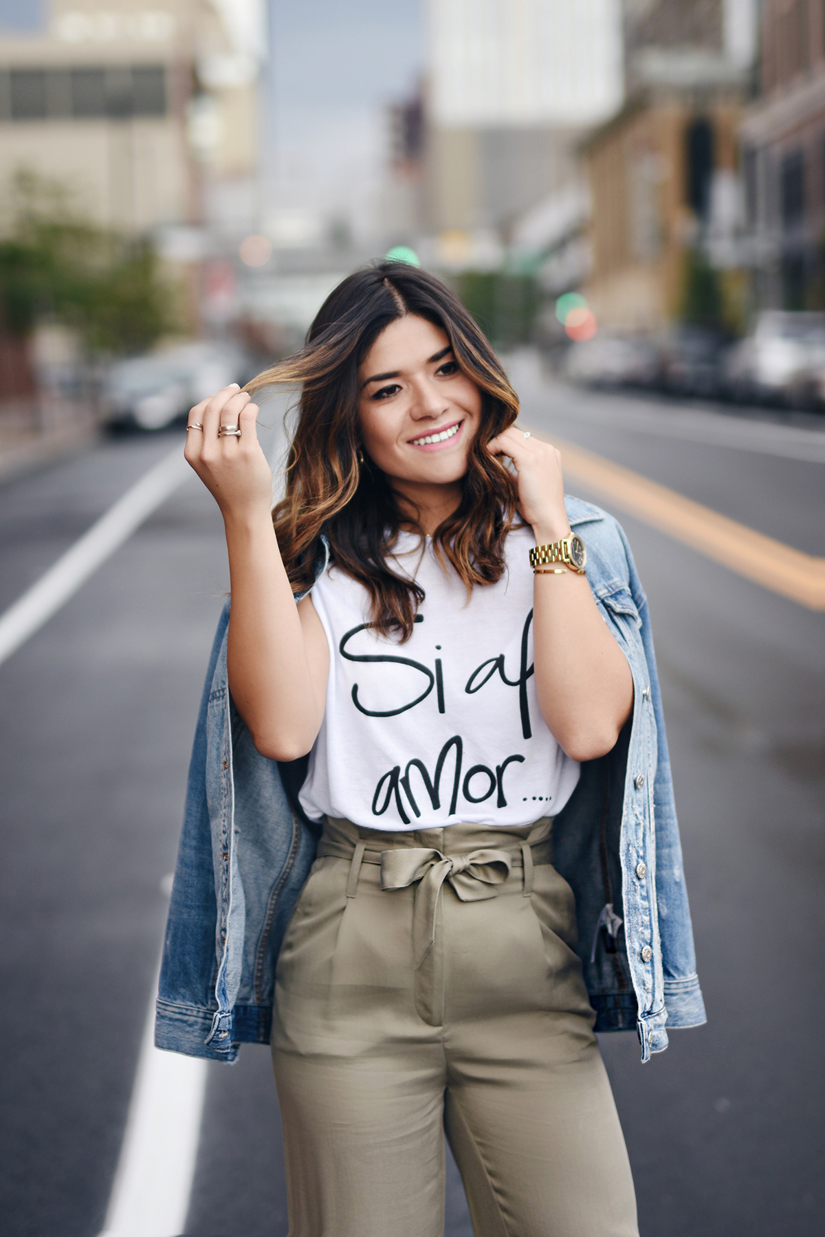 Carolina Hellal of Chic Talk wearing a t-shirt from the Si al amor t-shirt collection by popular Denver fashion blogger Chic Talk