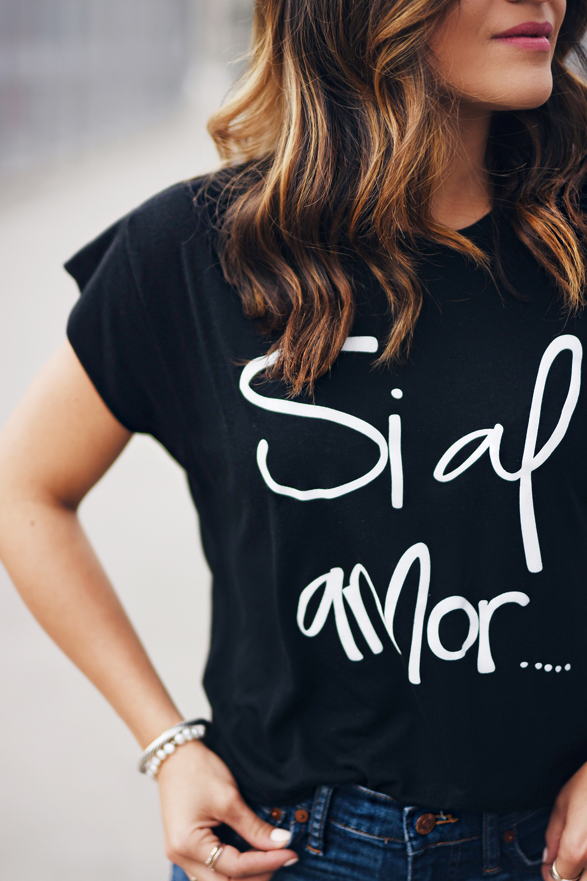 Carolina Hellal of Chic Talk wearing a t-shirt from the Si al amor t-shirt collection by popular Denver fashion blogger Chic Talk