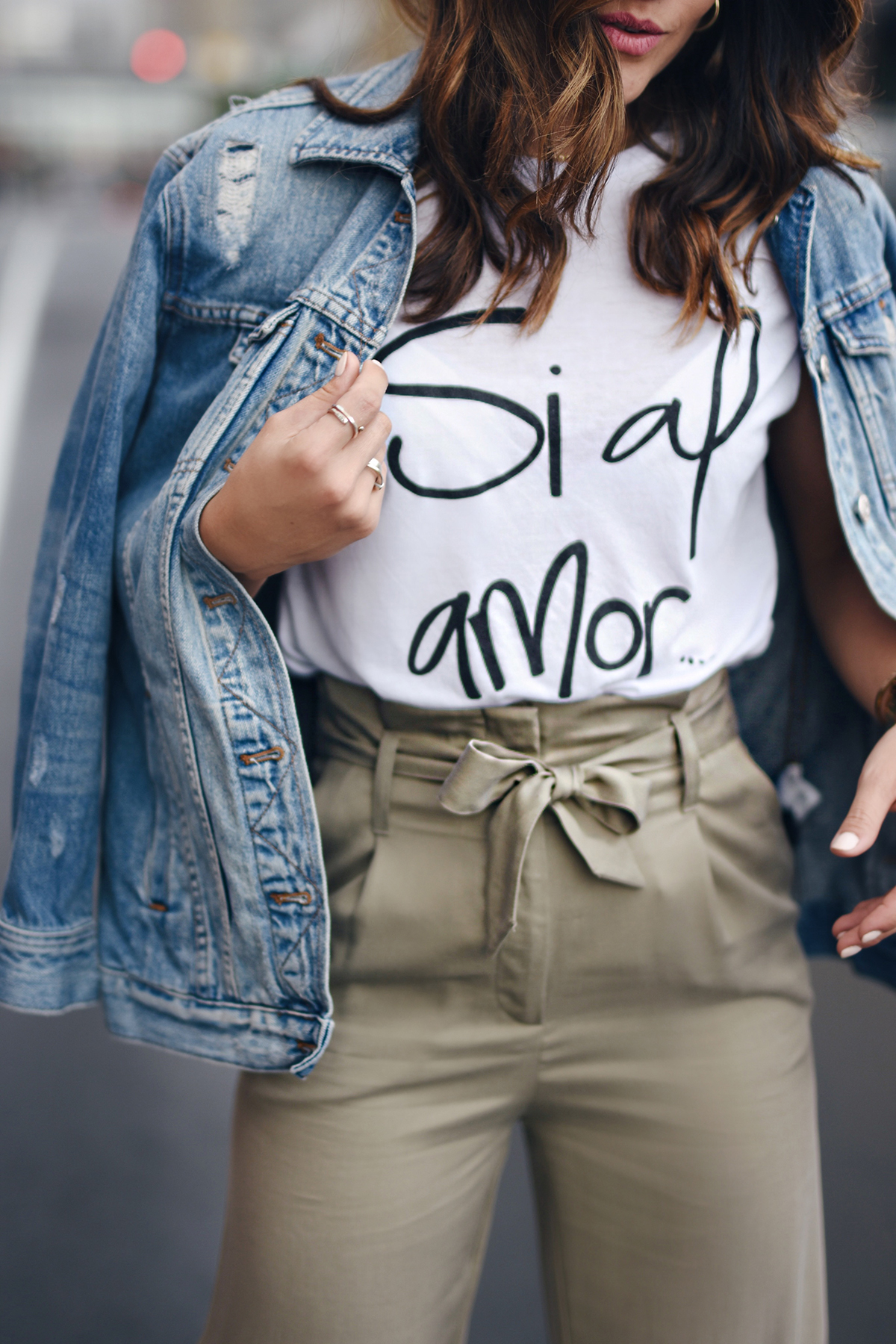 Carolina Hellal of Chic Talk wearing a t-shirt from the Si al amor t-shirt collection by popular Denver fashion blogger Chic Talk