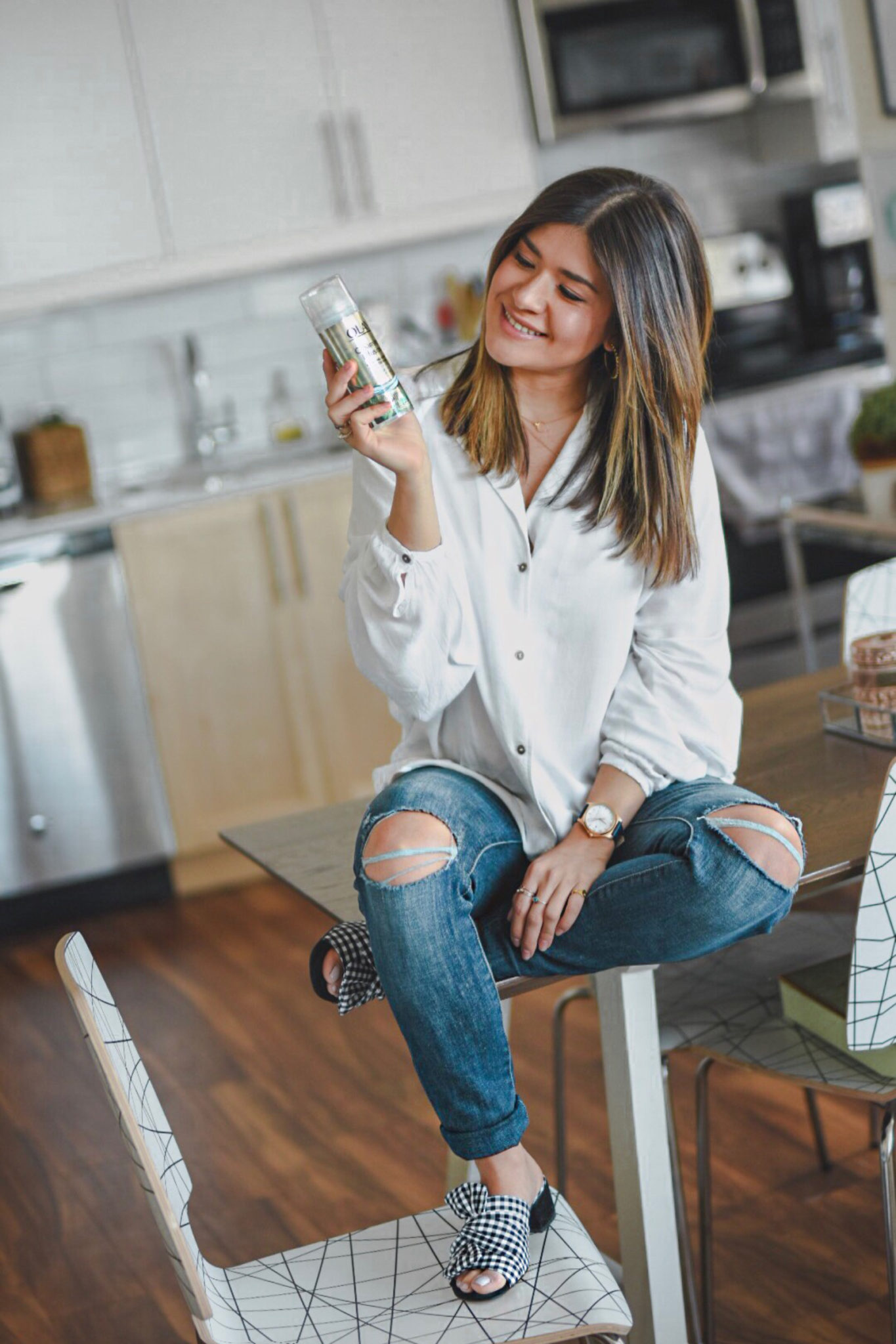 Carolina Hellal of Chic Talk trying out the new Olay Cleansing Infusions - GLOWY SKIN WITH OLAY CLEANSING INFUSIONS by popular Denver beauty blogger Chic Talk.