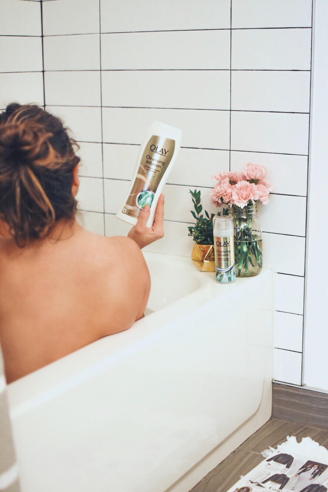 Carolina Hellal of Chic Talk trying out the new Olay Cleansing Infusions - GLOWY SKIN WITH OLAY CLEANSING INFUSIONS by popular Denver beauty blogger Chic Talk.